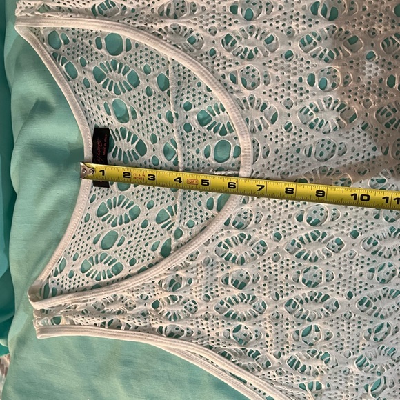 White Crochet Sleeveless Top by Seduzione - Picture 14 of 16